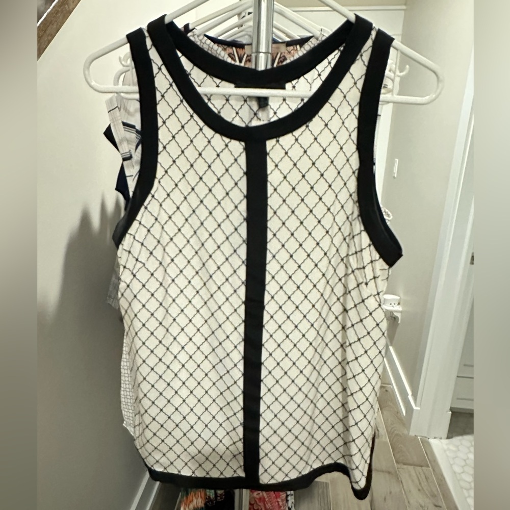 NWT Aryn K 100% Silk Sleeveless Blouse in White & Black Lattice - Sz M